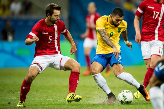 Brasiliens Gabriel Barbosa och Danmarks Blabjerg Mathiasen