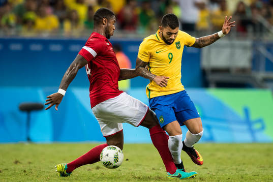 Danmarks Digerson Gomes och Brasiliens Gabriel Barbosa