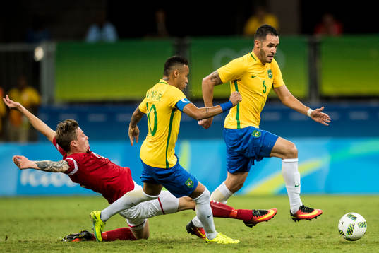 Danmarks Nicolai Brock Madsen mot Brasiliens Neymar och