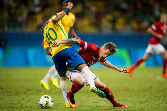 Brasiliens Neymar och Danmarks Frederik Borsting