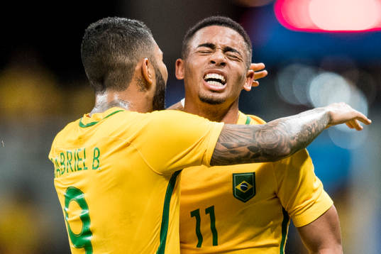 Brasiliens Gabriel Jesus (th) jublar ihop med Gabriel