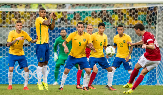 Danmarks Robert Skov skjuter frispark mot Brasiliens Luan,