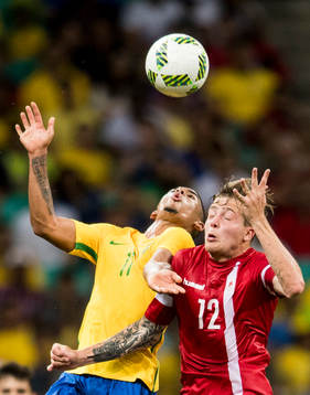 Brasiliens Gabriel Jesus och Danmarks Frederik Borsting