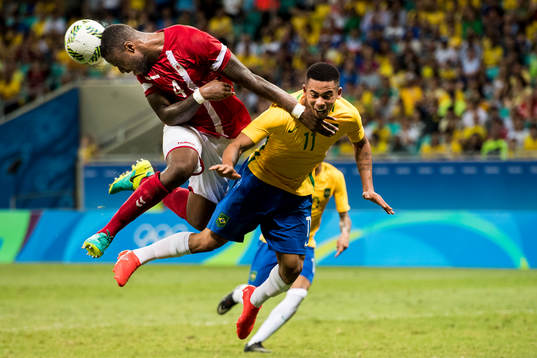 Brasiliens Gabriel Jesus och Danmarks Digerson Gomes