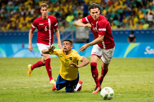 Brasiliens Gabriel Jesus faller