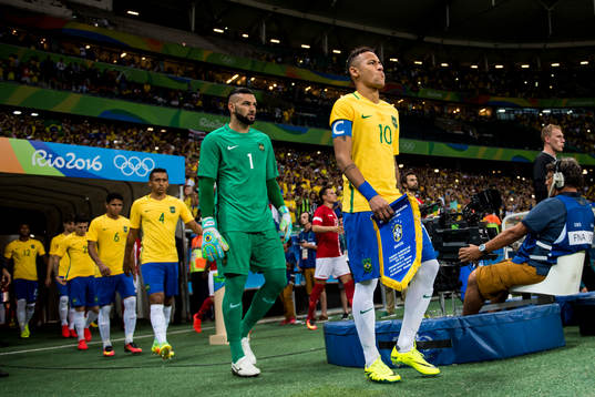 Brasiliens spelare med Neymar i spetsen gör entré