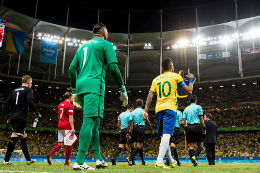Brasiliens målvakt Weverton och Neymar gör entré