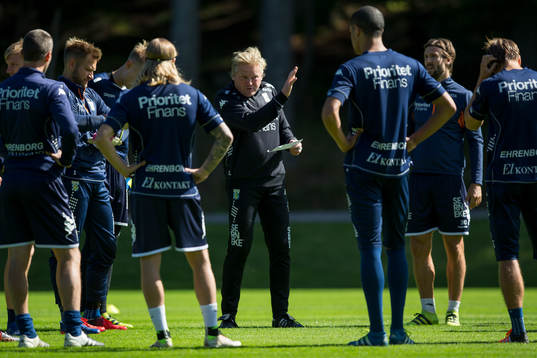 IFK Göteborgs tränare Jörgen Lennartsson instruerar