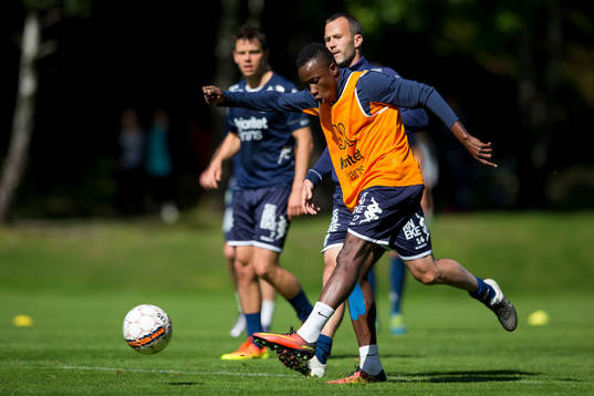 IFK Göteborgs Prosper Kasim skjuter ett skott