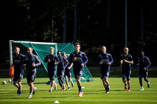 IFK Göteborg värmer upp, mitten Mads Albeck