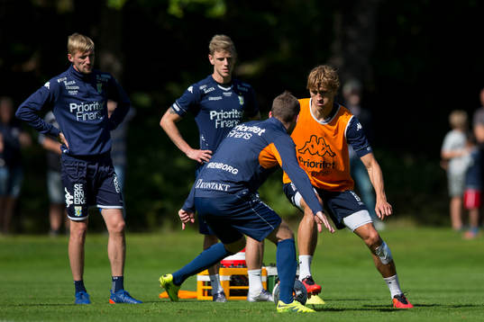 IFK Göteborgs Thomas Rogne mot Emil Salomonsson