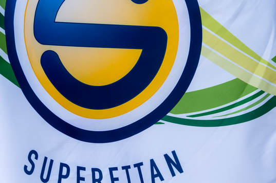 Superettan flagga före fotbollsmatchen i Superettan mellan