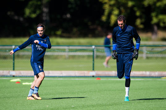 Djurgårdens Kevin Walker och målvakt Andreas Isaksson