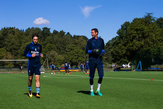 Djurgårdens Kevin Walker och målvakt Andreas Isaksson