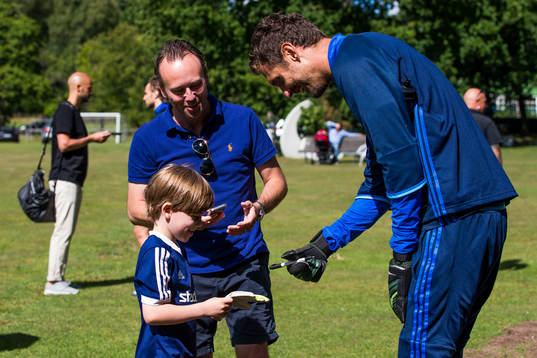 Djurgårdens målvakt Andreas Isaksson skriver autografer