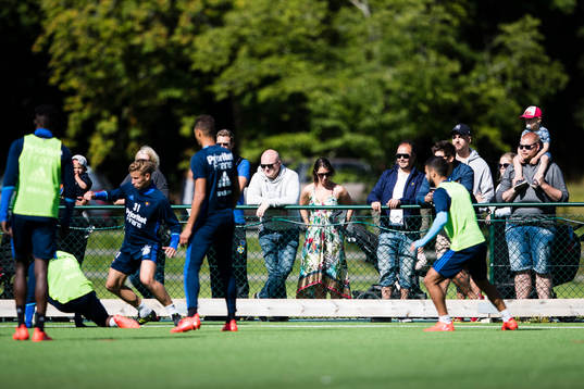 Åskådare följer spelarna