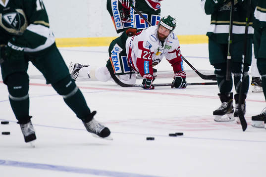 Frölundas Robin Figren värmer upp