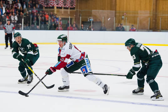 Färjestads Rasmus Asplund och Anton Grundel försvarar mot