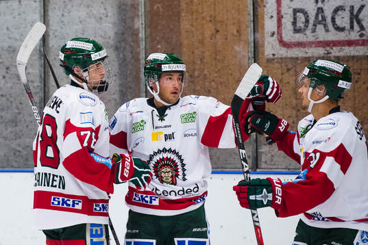 Frölundas Kristian Vesalainen jublar med målskytten till