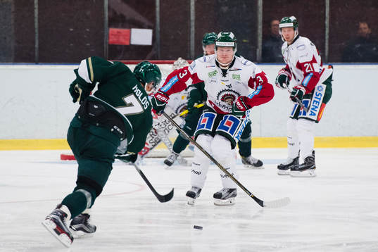 Färjestads Jonas Holös skjuter mot täckande Frölundas