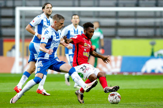 IFK Göteborgs Sören Rieks och Falkenbergs Enock Kwakwa