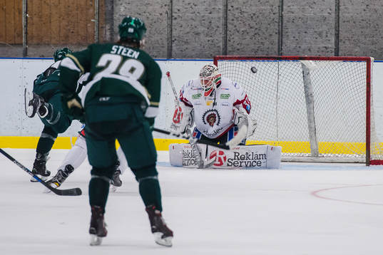 Ett skott mot Frölundas målvakt Johan Gustafsson