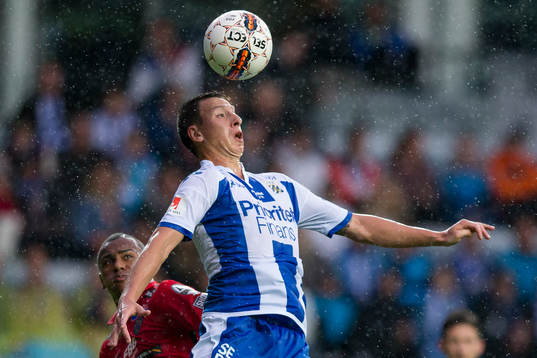 IFK Göteborgs Martin Smedberg Dalence tar ned bollen på