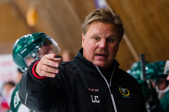 Färjestads tränare Leif Carlsson instruerar spelare i