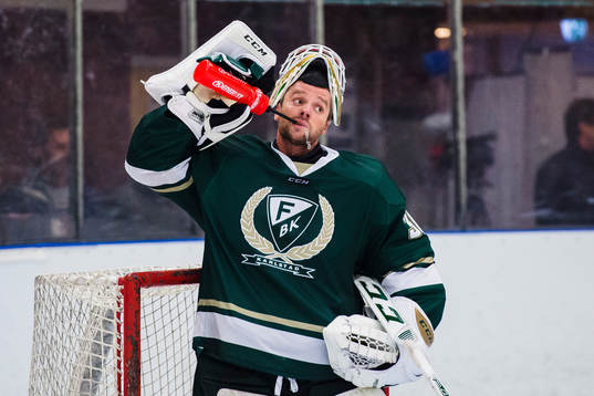 Färjestads målvakt Lars Haugen dricker vatten