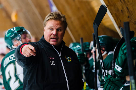Färjestads tränare Leif Carlsson instruerar spelare i