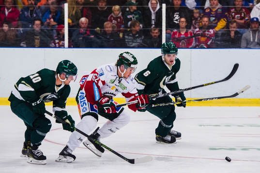 Färjestads Marcus Nilsson och Mikael Wikstrand jagar
