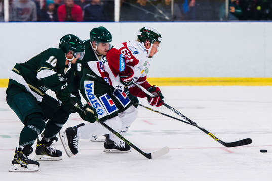 Färjestads Marcus Nilsson och Mikael Wikstrand jagar