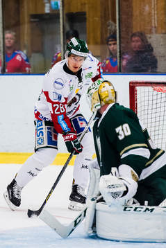 Frölundas Johan Sundström och Färjestads målvakt Lars