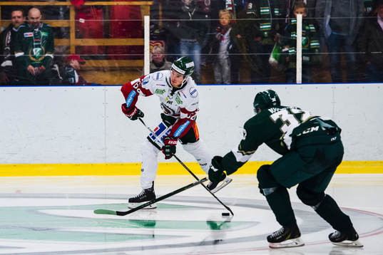Frölundas Artturi Lehkonen skjuter och Färjestads Magnus