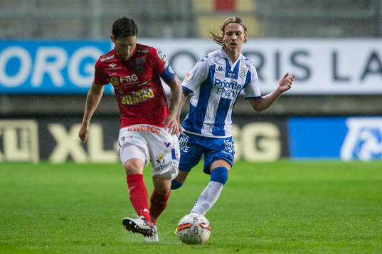 Falkenbergs Tibor Joza jagas av IFK Göteborgs Elias Mar