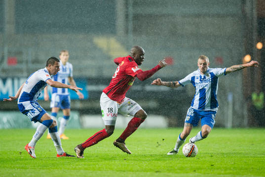 Falkenbergs Hakeem Araba mot IFK Göteborgs Martin Smedberg