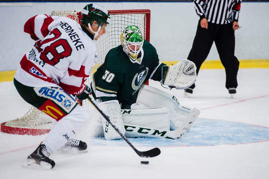 Frölundas Johan Sundström med målchans mot Färjestads