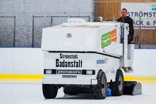 En ismaskin som spolar isen
