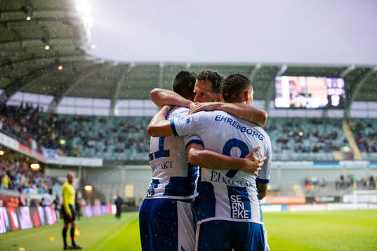 IFK Göteborgs Martin Smedberg Dalence jublar och omfamnas