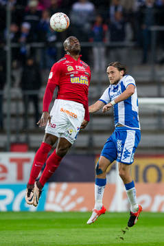 Falkenbergs Hakeem Araba i nickduell med IFK Göteborgs Tom