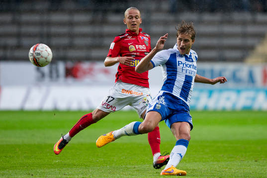 IFK Göteborgs Thomas Rogne före Falkenbergs Jesper