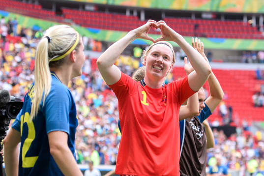 Sveriges målvakt Hedvig Lindahl tackar publiken