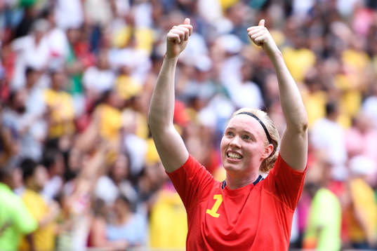 Sveriges målvakt Hedvig Lindahl tackar publiken