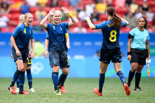 Sveriges Emma Berglund och Lisa Dahlkvist jublar med Lotta