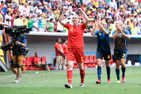 Sveriges målvakt Hedvig Lindahl jublar och tackar publiken