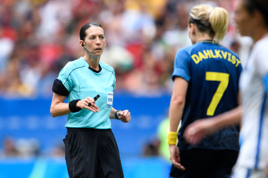 Domare Anna-Marie Keighley i kvartsfinalen i fotboll mellan