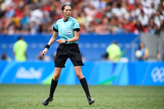 Domare Anna-Marie Keighley i kvartsfinalen i fotboll mellan