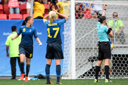 Sveriges Lotta Schelin tittar
