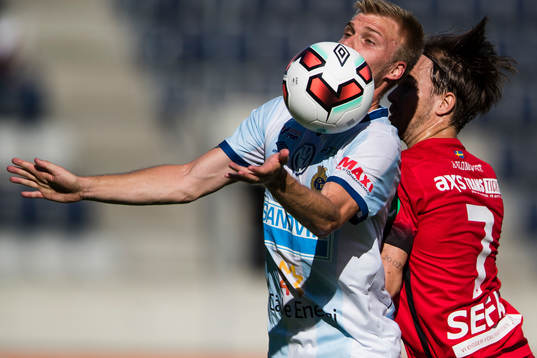 Gefles Robin Nilsson i kamp om bollen med Norrköpings