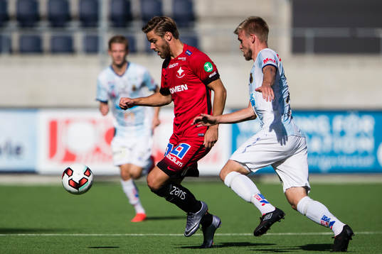 Norrköpings Christoffer Nyman jagas av Gefles Robin Nilsson